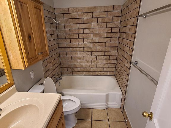 3rd image of 405 Oaklawn St