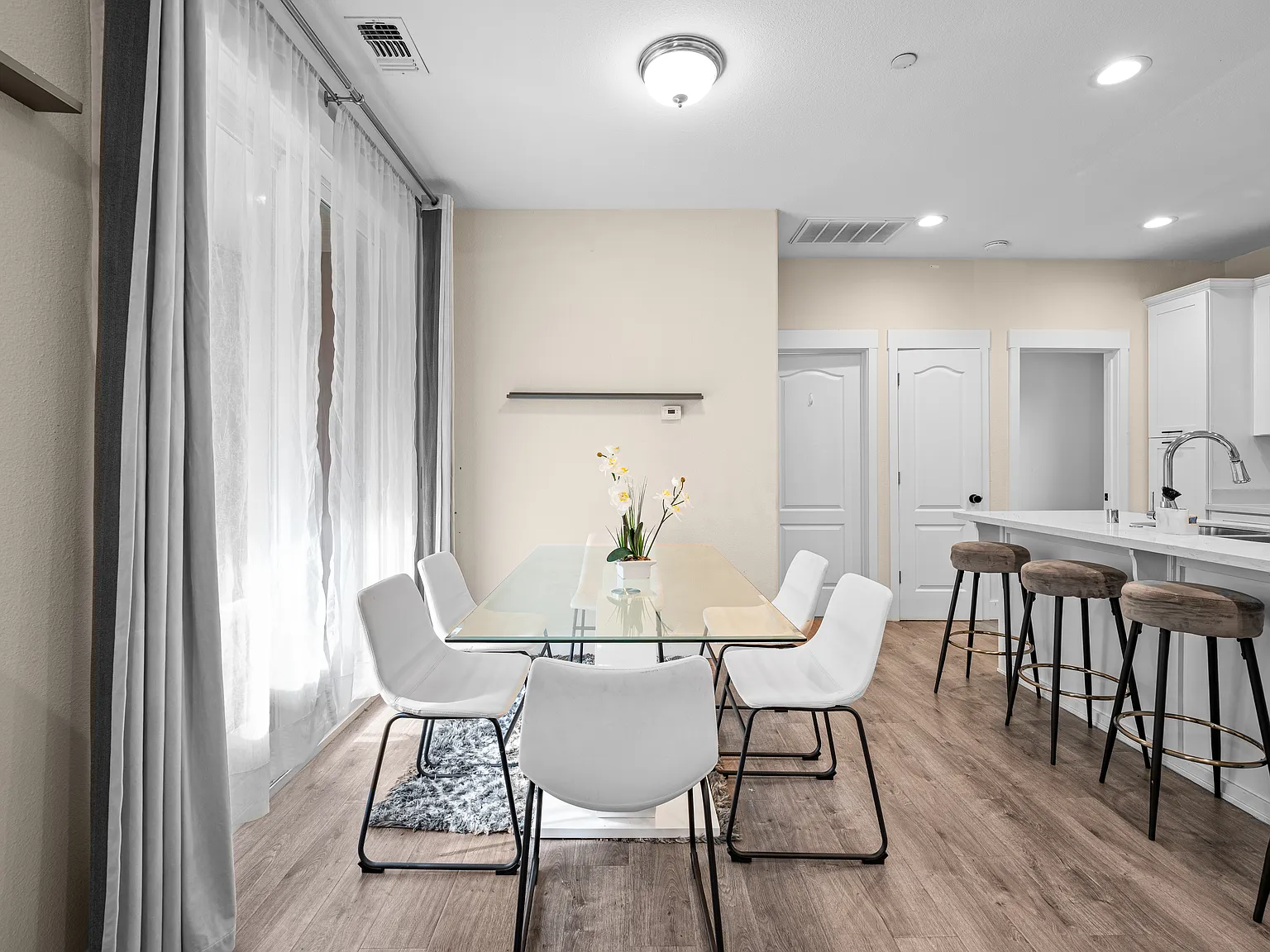 3 bed, 1093 sqft, $3,200 — Photo 2