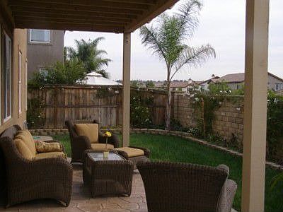 Relaxing Backyard w/covered patio