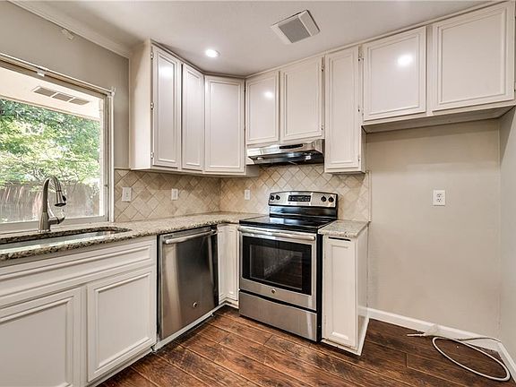 3rd image of 1018 Greenbriar Dr