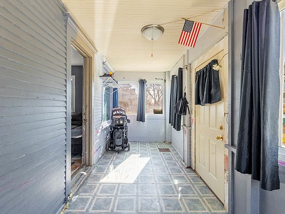 3rd image of 132 Illinois St
