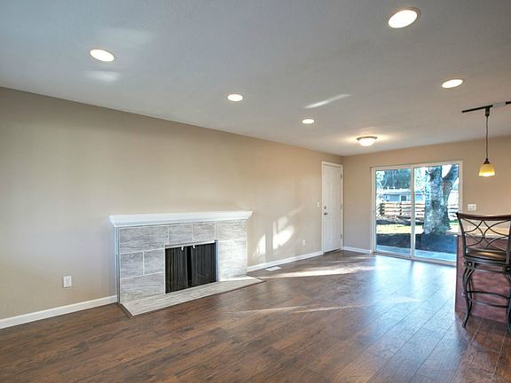 5th image of 704 Cedar Dr