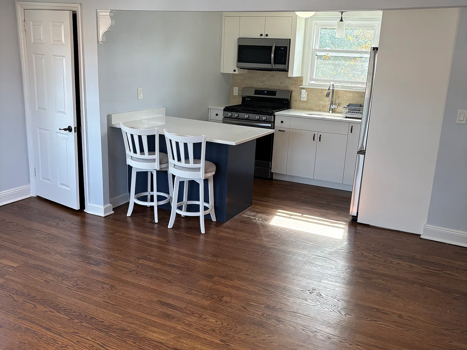 2 bed, 750 sqft, $2,700 — Photo 3