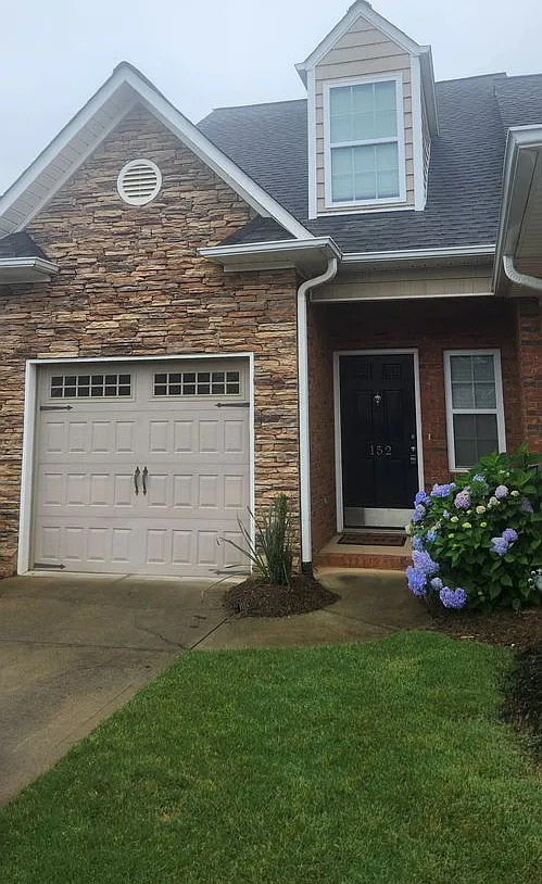 Spacious Townhome Convenient to Greenville & Spartanburg — Photo 1