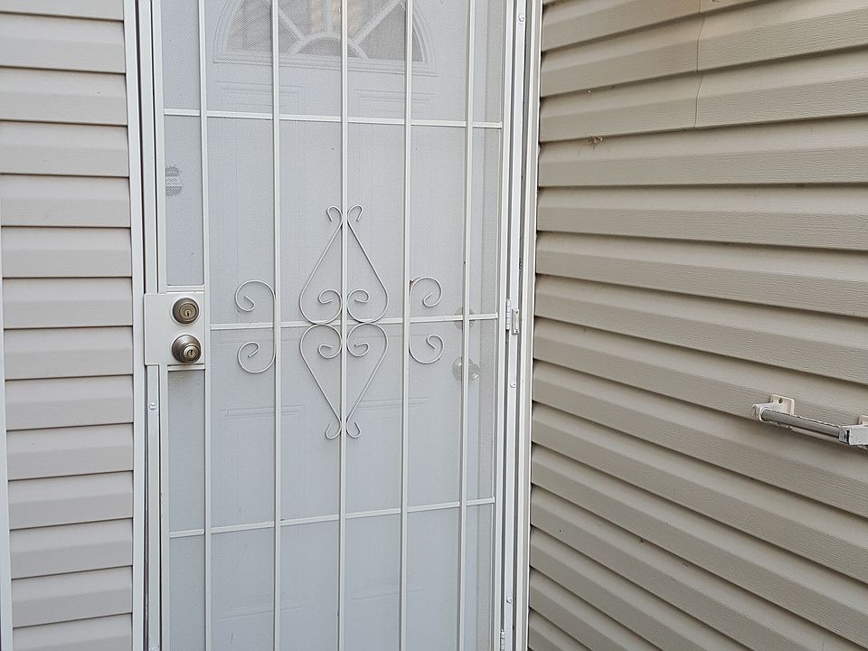 1st image of 6 Lakeshore Dr NE