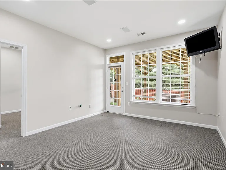 812 Sydney Ter NE — Photo 30