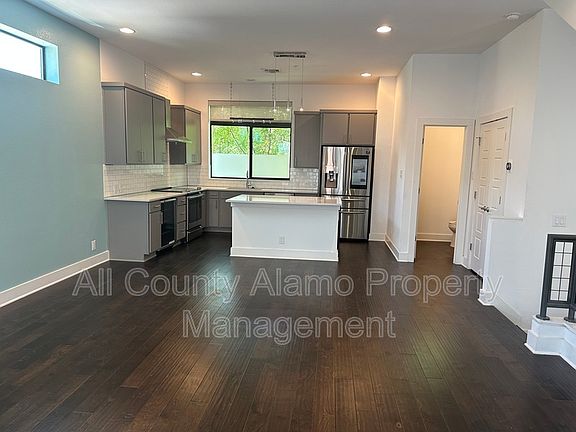 5th image of 1606 N Hackberry St Unit 301