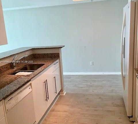 4th image of 325 Biscayne Blvd #1521