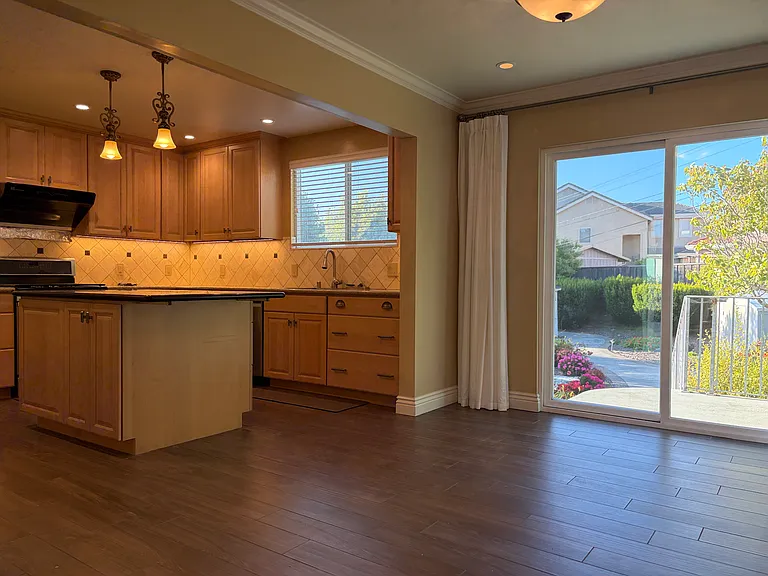 748 Serra Dr — Photo 9