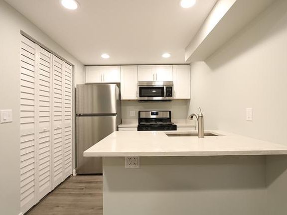 4th image of 2646 W Cermak Rd #1R