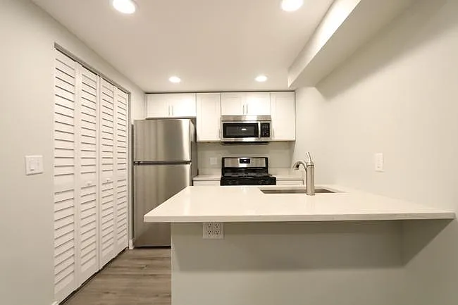 2646 W Cermak Rd #1R — Photo 4
