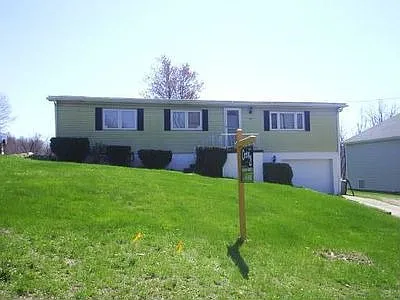 485 Pinewood Dr photo 1