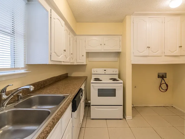439 Valley Park Dr — Photo 8