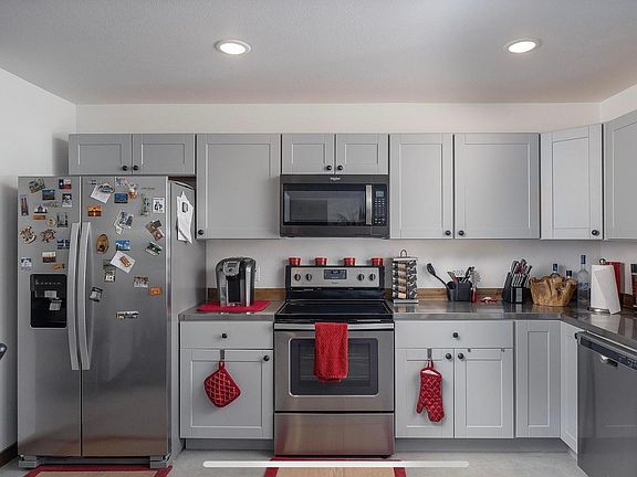 2nd image of 415 E 5th Ave #B