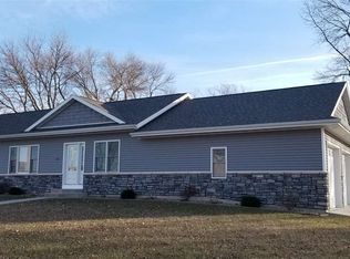 915 E Butler St, Manchester, IA 52057