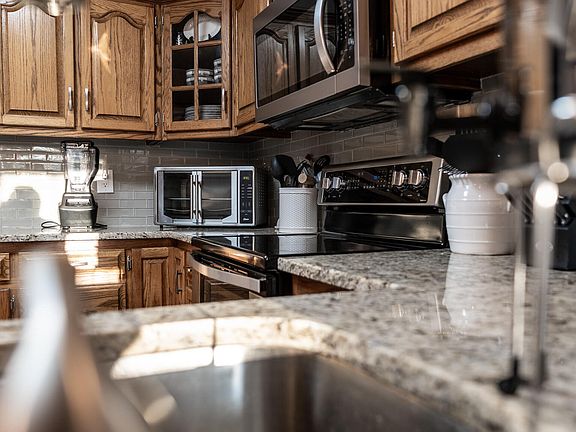 3rd image of 29 Mountain Brook Dr