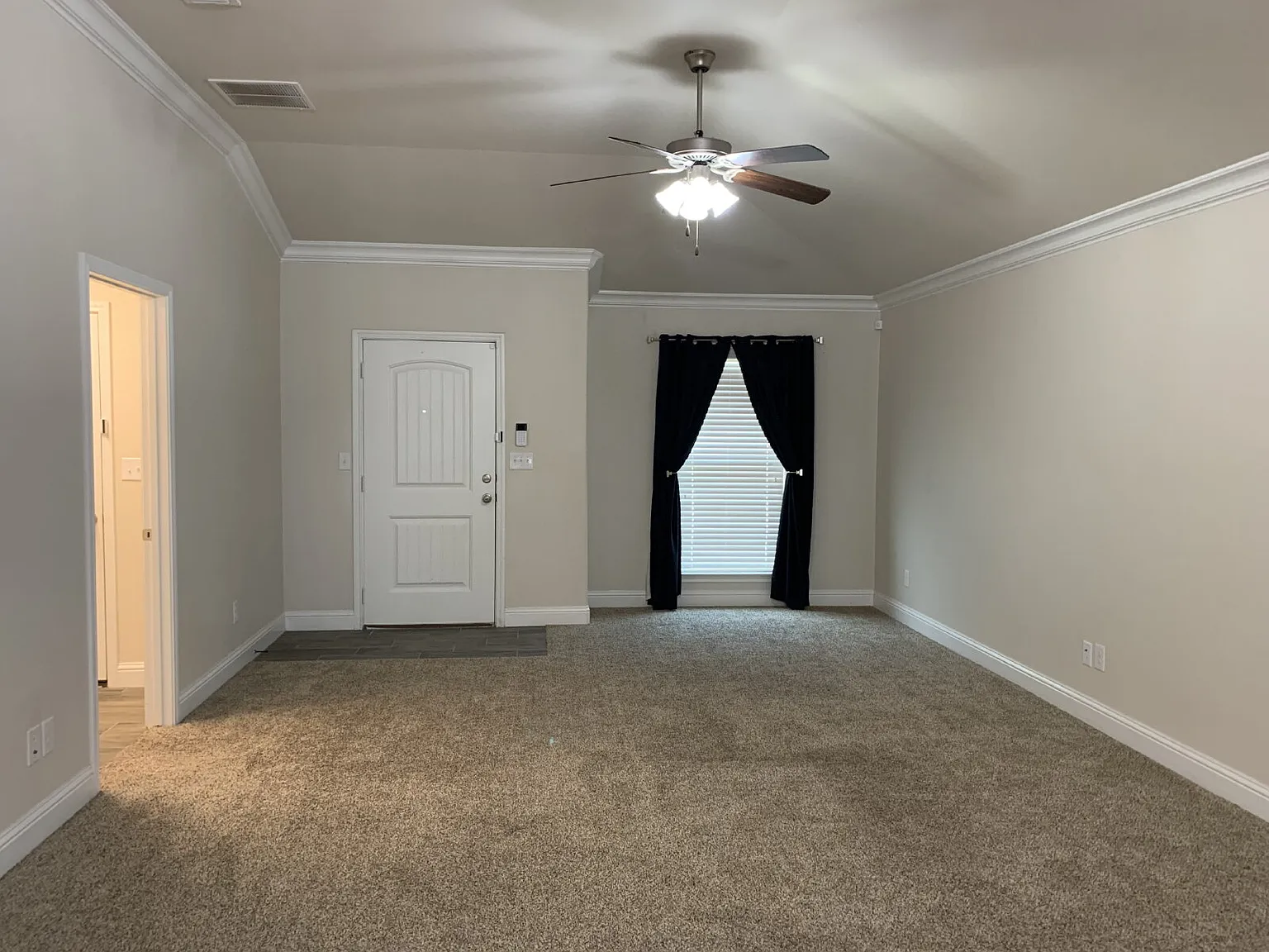 3 bed, 2.0 bath, 1457 sqft, $1,600 — Photo 3