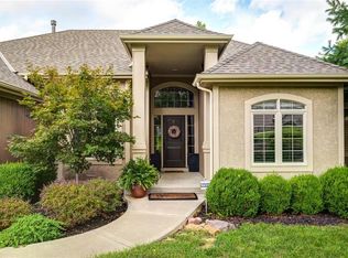 10406 River Hills Dr, Parkville, MO 64152