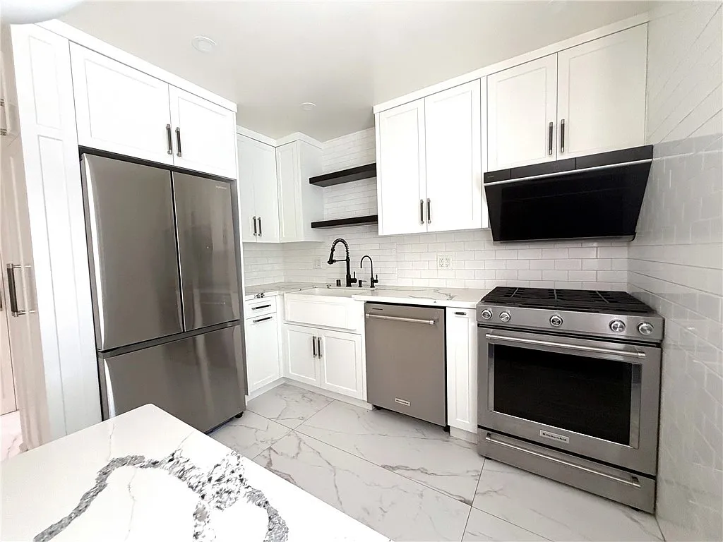 2 bed, 2.5 bath, 1029 sqft, $3,750 — Photo 2