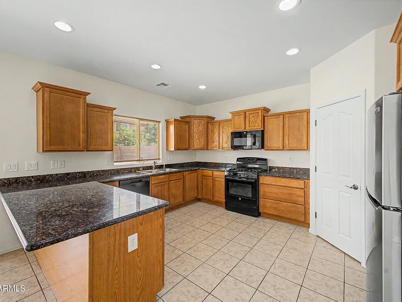 6 bed, 3167 sqft, $3,300 — Photo 2