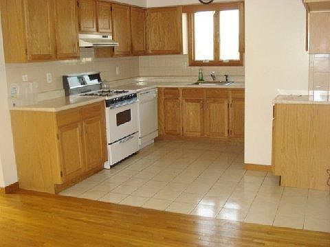 4th image of 893 Clifton Ave Floor 2