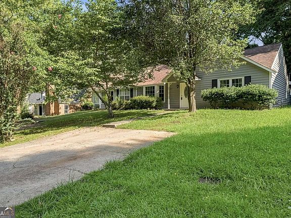 2nd image of 324 Farm Place Ct NE