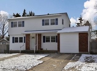 652 Old Town Rd, Port Jefferson Station, NY 11776