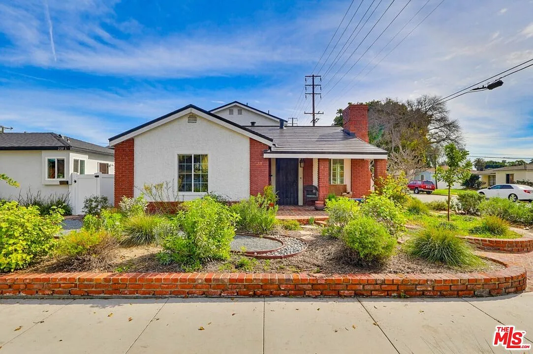 4 bed, 2.0 bath, 1825 sqft, $4,950 — Photo 2