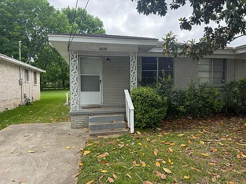 3608 Willow St Photo 1
