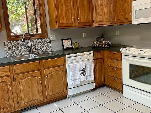 kitchen-new microwave 