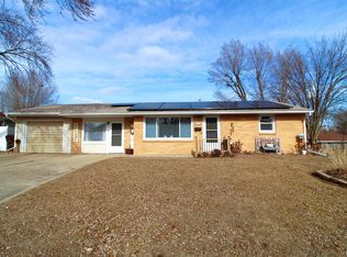 1513 Tennell Rd, Pekin, IL 61554