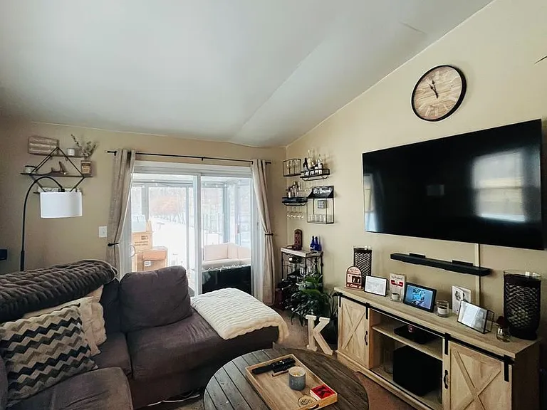 Beautifully Remodeled 2BR home in great neighborhood (Guilderland Schools) — Photo 9