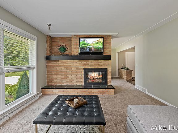 3rd image of 206 Hodenpyl Dr SE