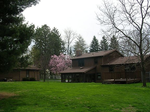 Deck and sunroom, great for entertaining or relaxing