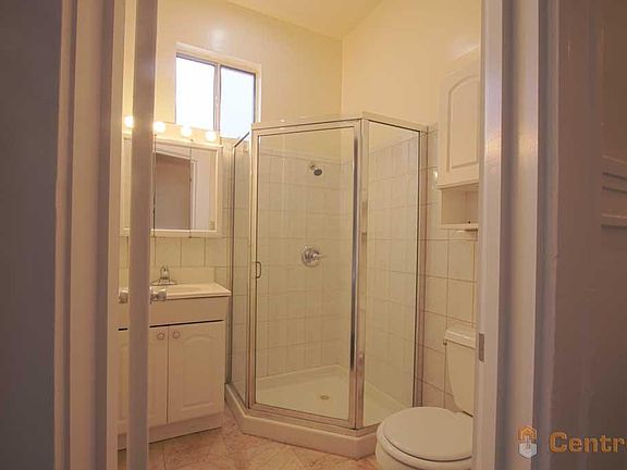 4th image of 1336 Larkin St #A