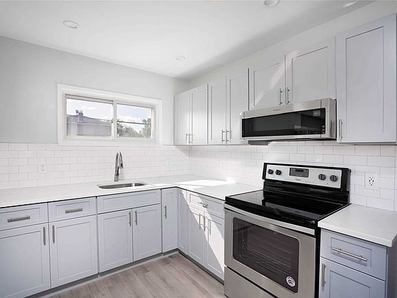 4th image of 20 Barrington St