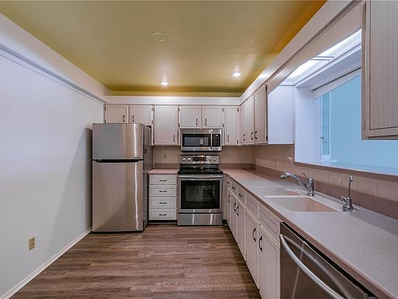 4th image of 100 Bluff View Dr APT 108A