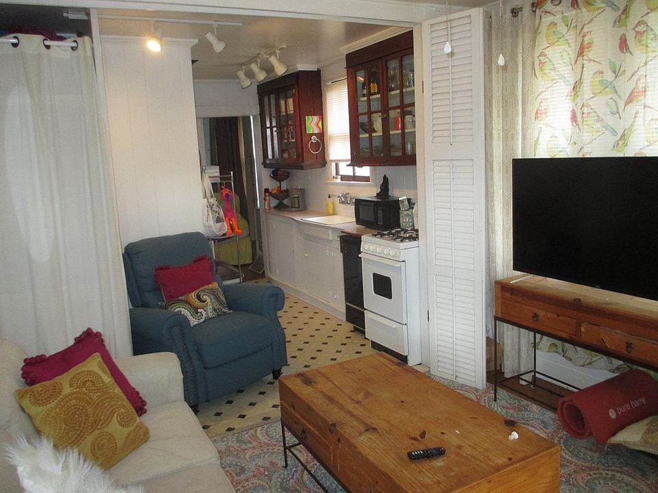 2nd image of 658 N 6th St APT 4