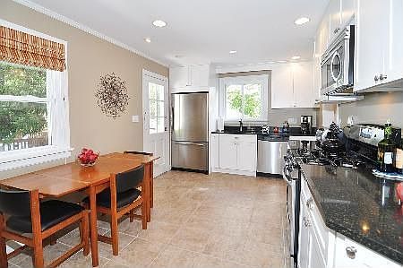 Renovated kitchen w ss apps.