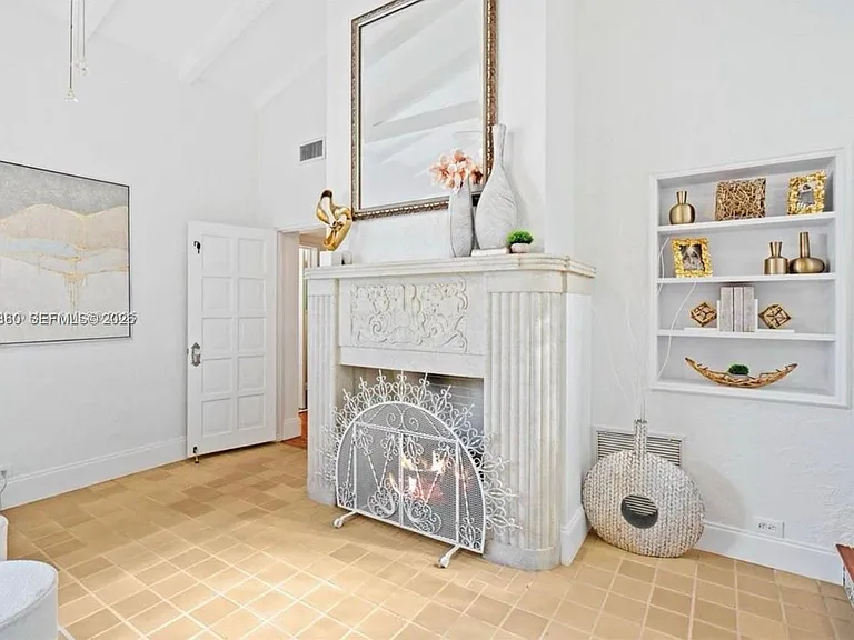 1056 Harrison St — Photo 6