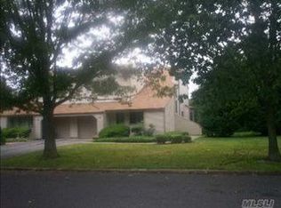 17 Lakeridge Dr, Huntington, NY 11743