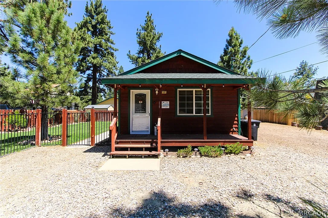 2 bed, 1.0 bath, 720 sqft, $1,700 — Photo 1