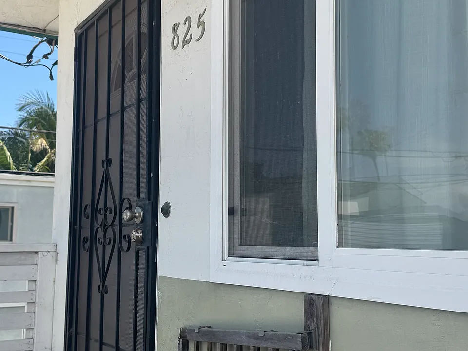 825-27 Tourmaline St