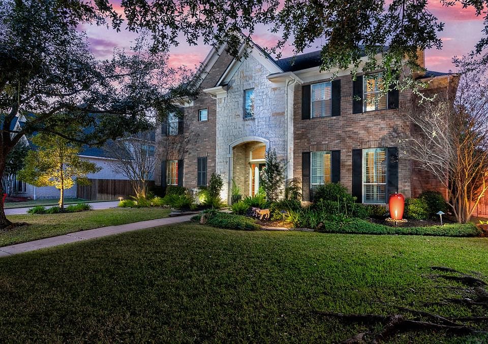 This home exudes warmth and comfort as nighttime falls upon the property!