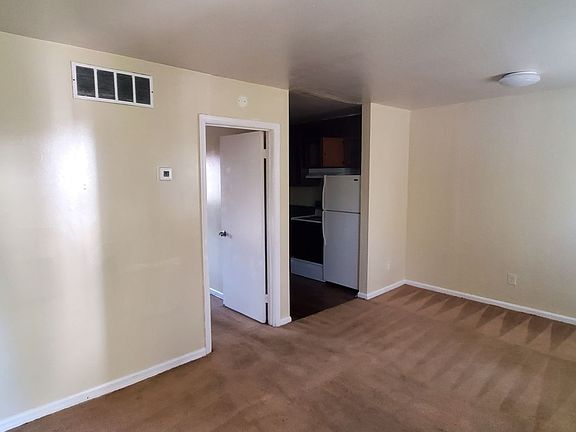 4th image of 401 Guilford Ave #C