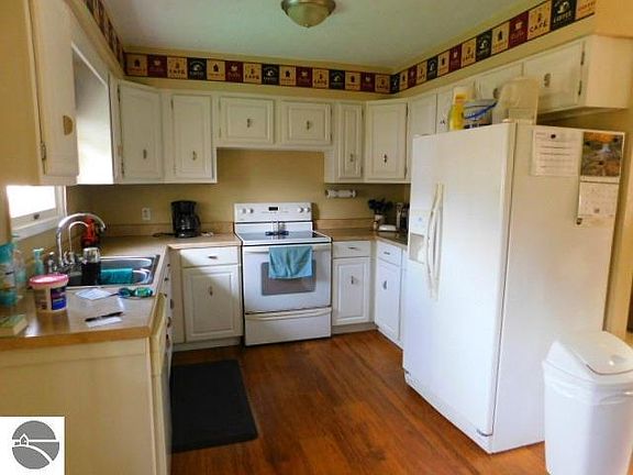 4th image of 1475 Oxbow Dr NE