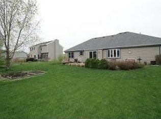 1349 Mockingbird Dr, Oconomowoc, WI 53066