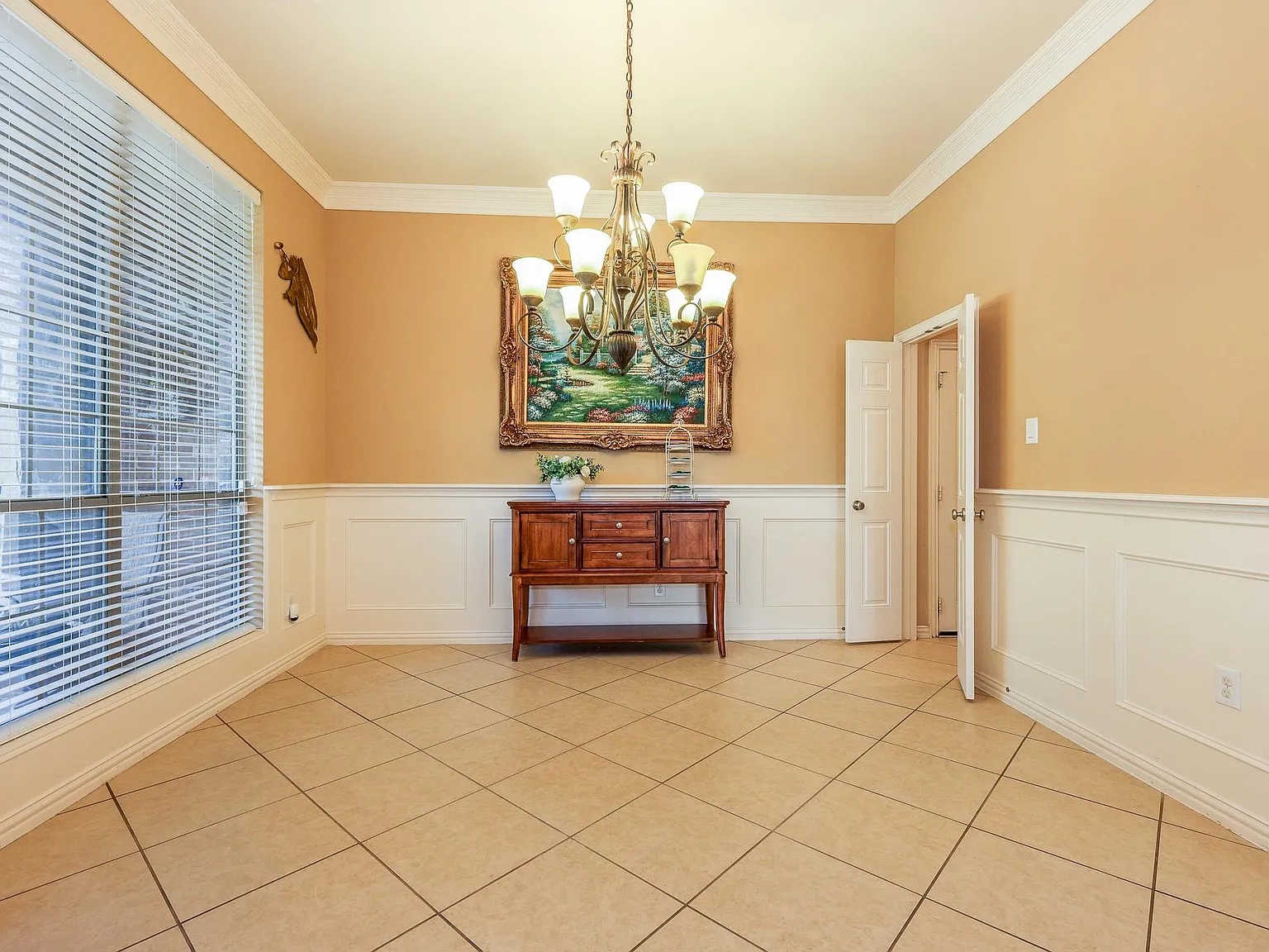 4 bed, 4.0 bath, 4043 sqft, $3,800 — Photo 3