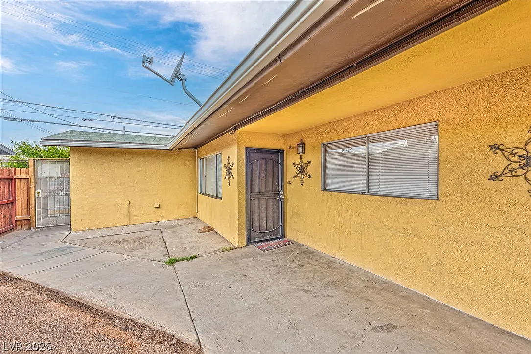 2 bed, 1.0 bath, 2722 sqft, $1,100 — Photo 2