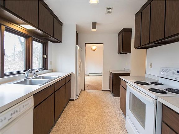 3rd image of 1520 Melrose Cir